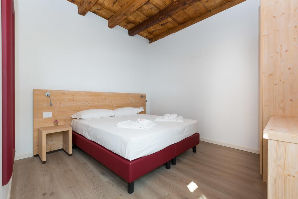 Colle Ameno Room And Breakfast Rovereto  Rum bild